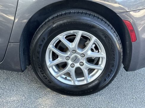 Used 2023 Chrysler Pacifica Touring-L image 11