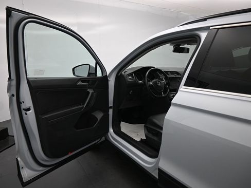 Used 2019 Volkswagen Tiguan SE w/ Panoramic Sunroof Package image 8
