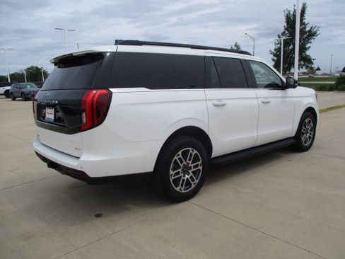 Used 2025 Ford Expedition Max Active AWD/4WD image 7