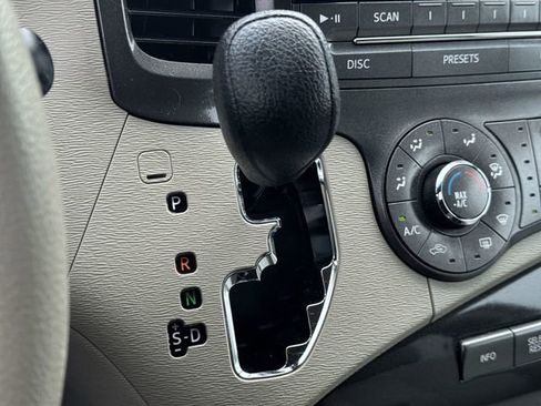 Used 2012 Toyota Sienna LE w/ Towing Pkg FWD image 15
