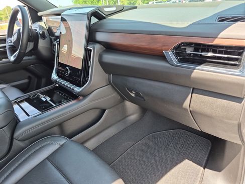 Used 2025 GMC Yukon Denali RWD image 37