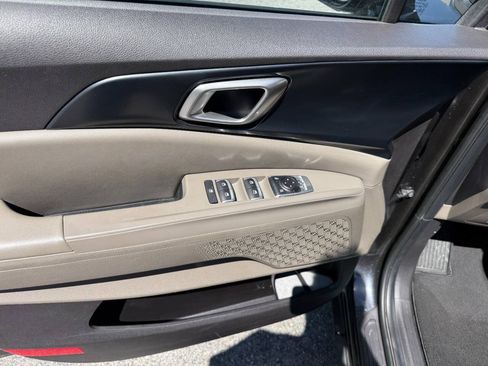 Used 2025 Kia Carnival FWD image 24