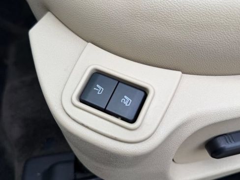 Used 2013 Ford Taurus Limited FWD image 20