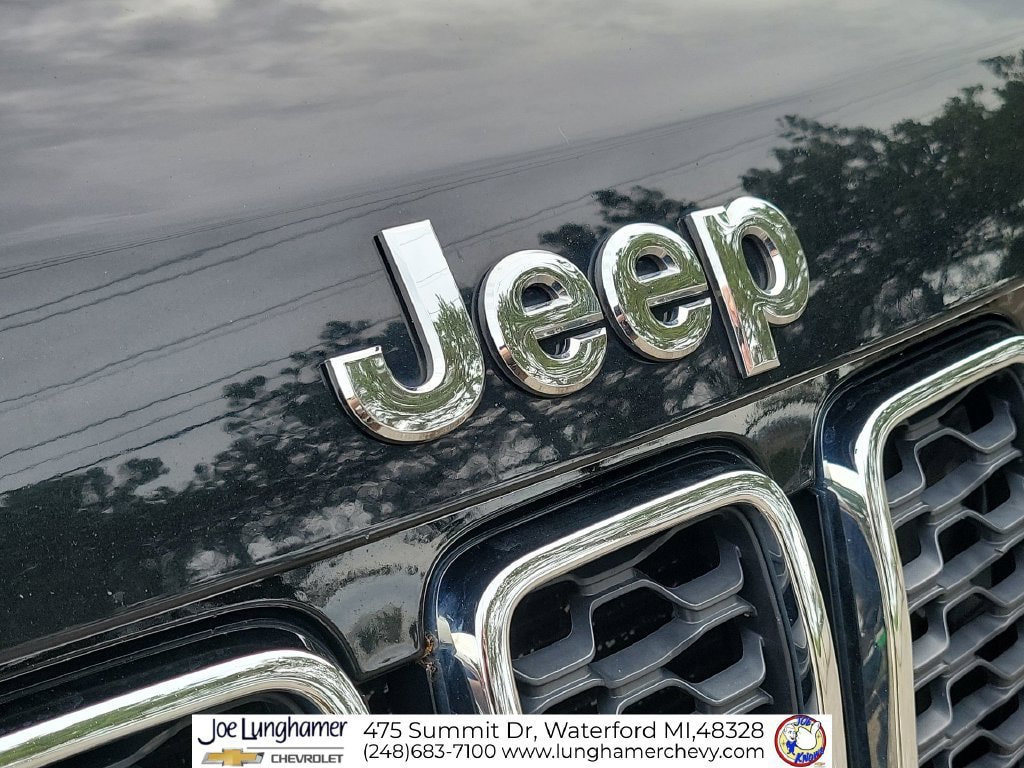 Used 2020 Jeep Grand Cherokee Laredo AWD/4WD image 31