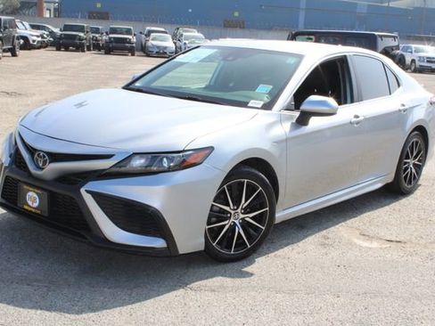 Used 2021 Toyota Camry SE image 11