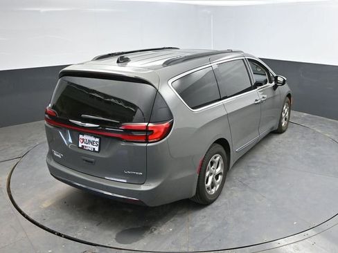 Used 2023 Chrysler Pacifica Limited FWD image 28