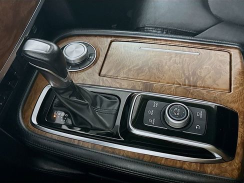 Used 2024 Nissan Armada SL image 16