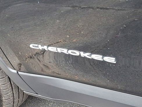 Certified 2019 Jeep Cherokee Limited image 34