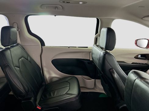 Used 2018 Chrysler Pacifica Touring-L FWD image 25