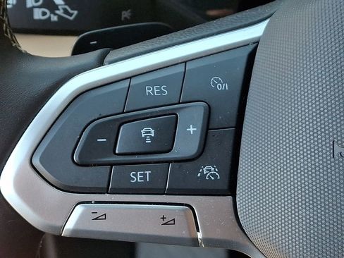 Certified 2025 Volkswagen Atlas Cross Sport SE w/ Panoramic Sunroof Package image 22