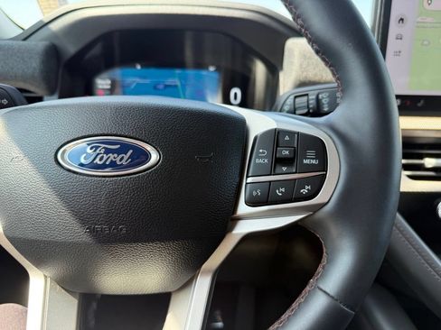 Used 2025 Ford Explorer Active AWD/4WD image 25
