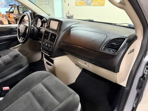 Used 2019 Dodge Grand Caravan SE FWD image 28