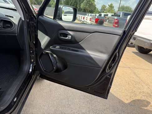Used 2016 Jeep Renegade Latitude AWD/4WD image 11