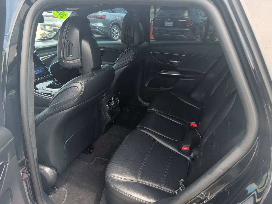 Used 2025 Mercedes-Benz GLC 300 4MATIC image 9