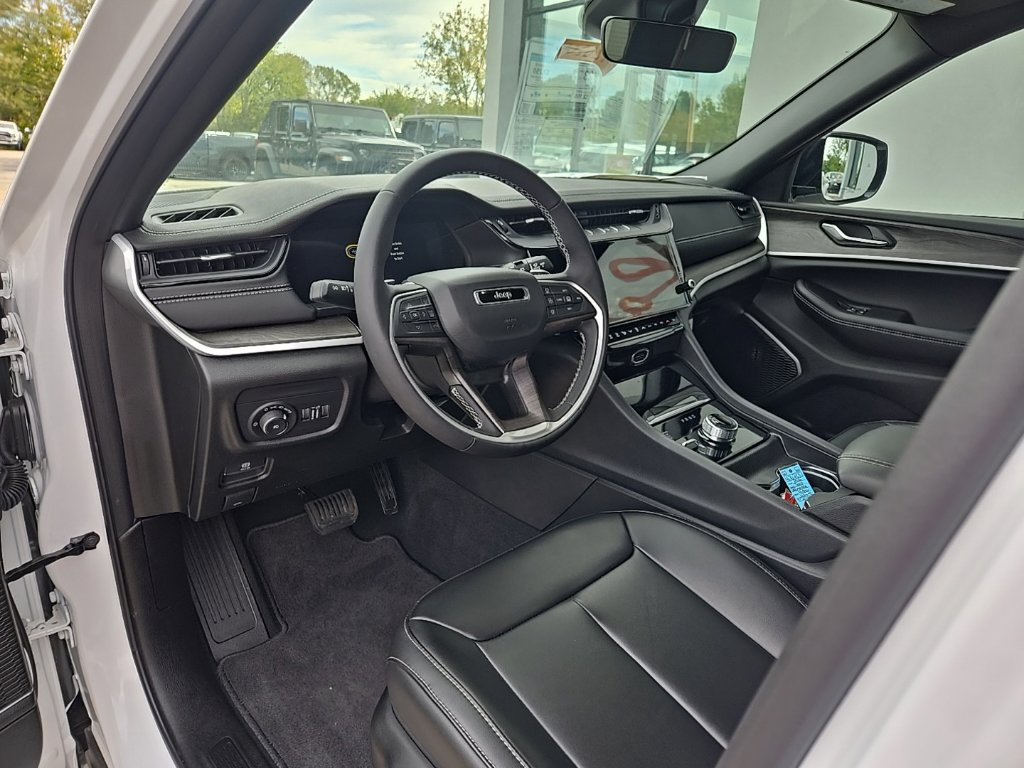 New 2026 Jeep Grand Cherokee Limited w/ Limited Altitude Package AWD/4WD image 9
