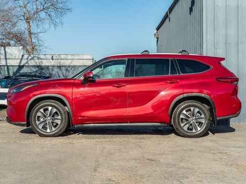 Used 2022 Toyota Highlander XLE image 3