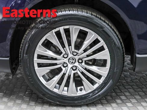 Used 2023 Toyota Venza XLE image 34