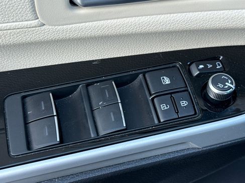 Used 2025 Toyota Sienna Limited image 12