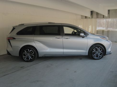 Used 2025 Toyota Sienna Platinum image 8