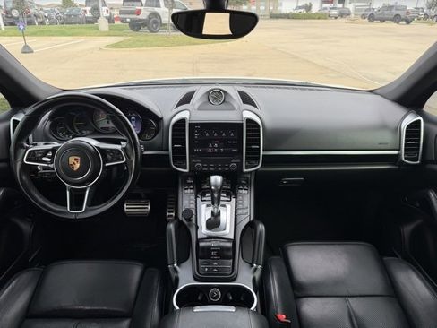 Used 2018 Porsche Cayenne S image 23