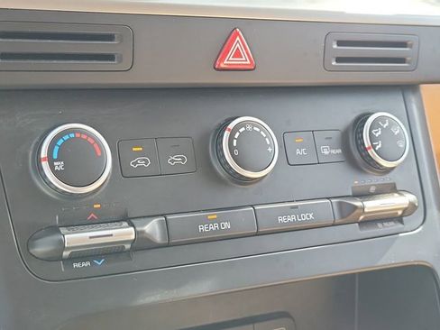 Used 2024 Kia Carnival LX image 28