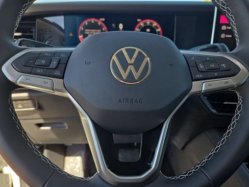 Certified 2025 Volkswagen Tiguan SE FWD image 24