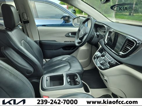 Used 2022 Chrysler Pacifica Touring-L FWD image 10