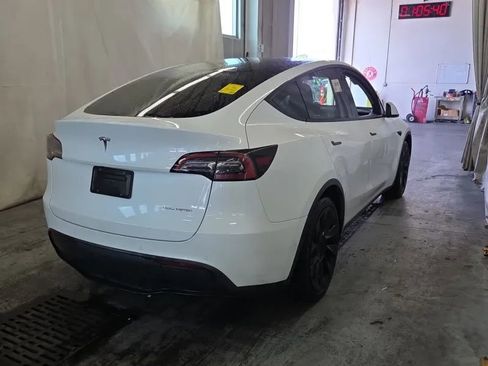 Used 2022 Tesla Model Y Long Range AWD/4WD image 3