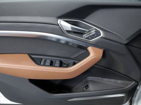 Used 2024 Audi Q8 e-tron Premium Plus image 6