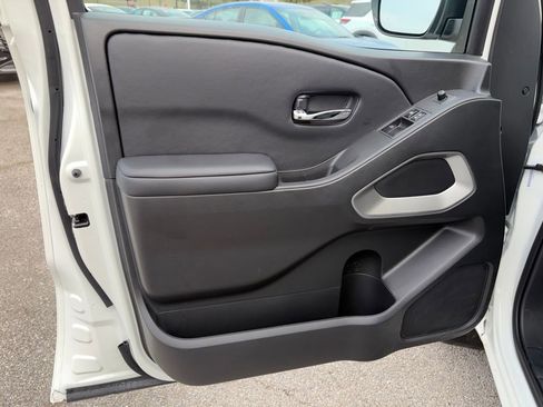 Used 2025 Nissan Frontier SV image 18