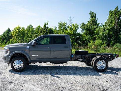 New 2026 RAM 4500 4x4 Crew Cab DRW w/ Laramie Trim Package image 5