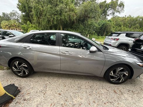 Used 2025 Hyundai Elantra SEL FWD image 8