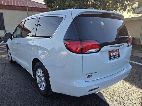 Used 2022 Chrysler Voyager LX image 3