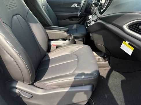 New 2027 Chrysler Pacifica Select FWD image 19
