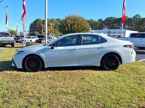 Used 2023 Toyota Camry SE image 3