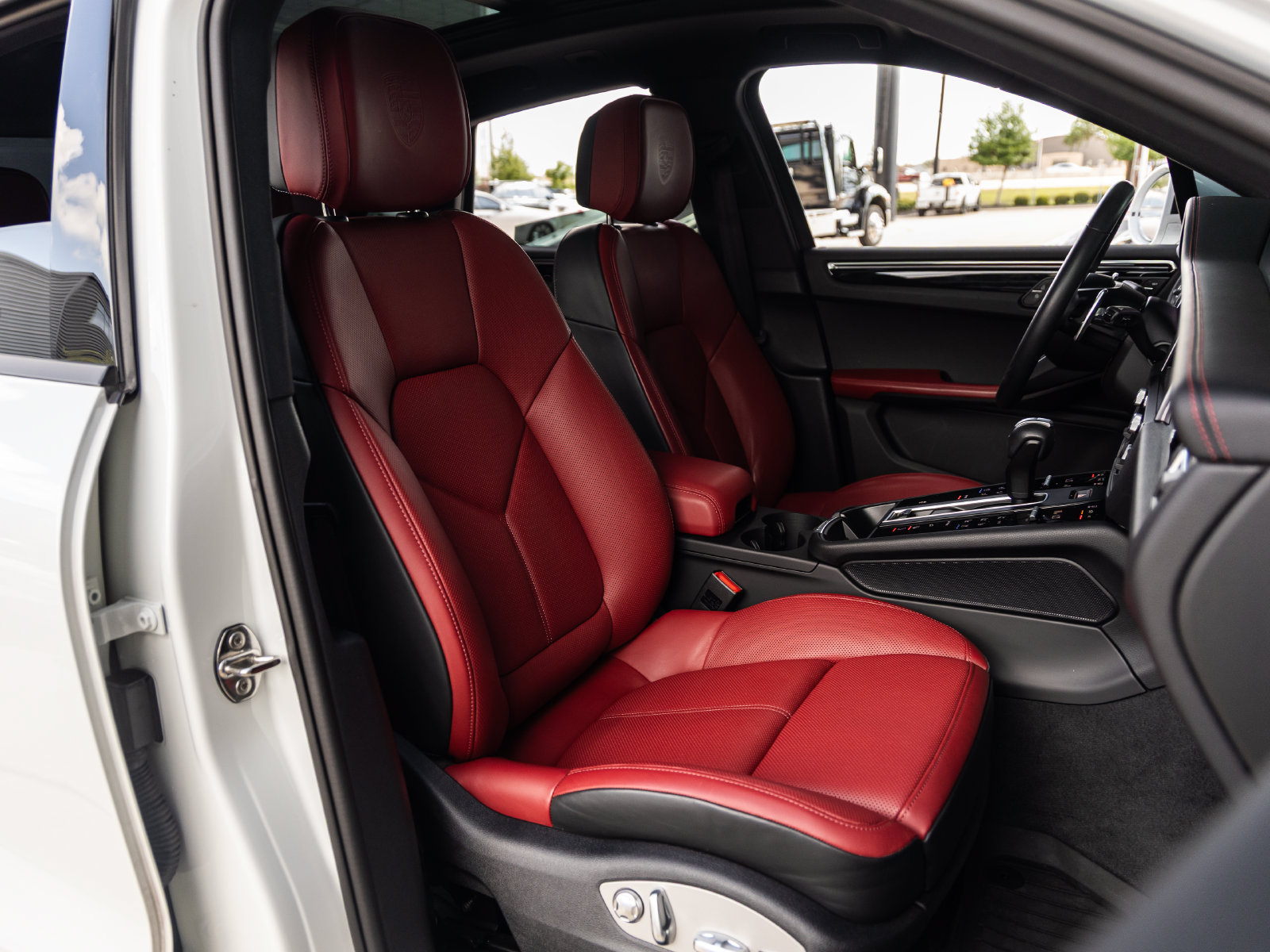 Certified 2025 Porsche Macan w/ Premium Package Plus AWD/4WD image 45