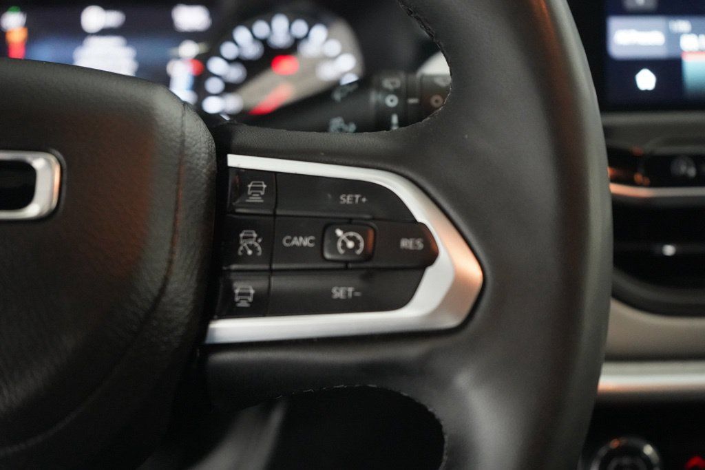Used 2025 Jeep Compass Limited AWD/4WD image 23