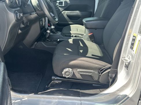 Used 2022 Jeep Gladiator Sport AWD/4WD image 9