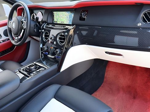 Used 2023 Rolls-Royce Cullinan Black Badge w/ Dark Exterior Package image 26