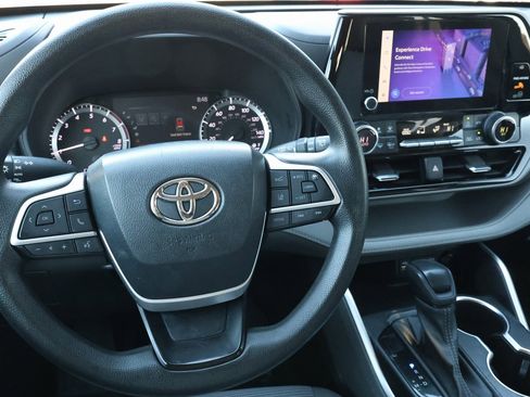 Used 2023 Toyota Highlander L image 16