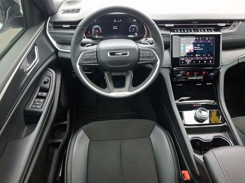 Used 2024 Jeep Grand Cherokee Altitude image 11