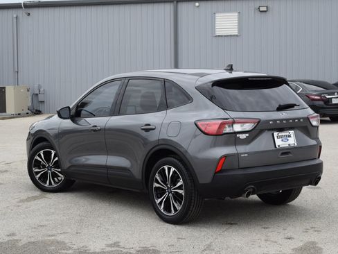 Used 2022 Ford Escape SE w/ SE Sport Appearance Package image 4