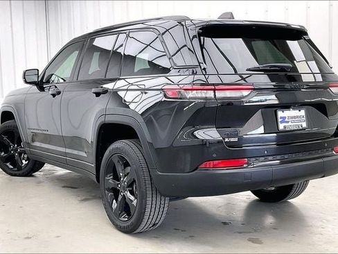 Used 2023 Jeep Grand Cherokee Altitude AWD/4WD image 11