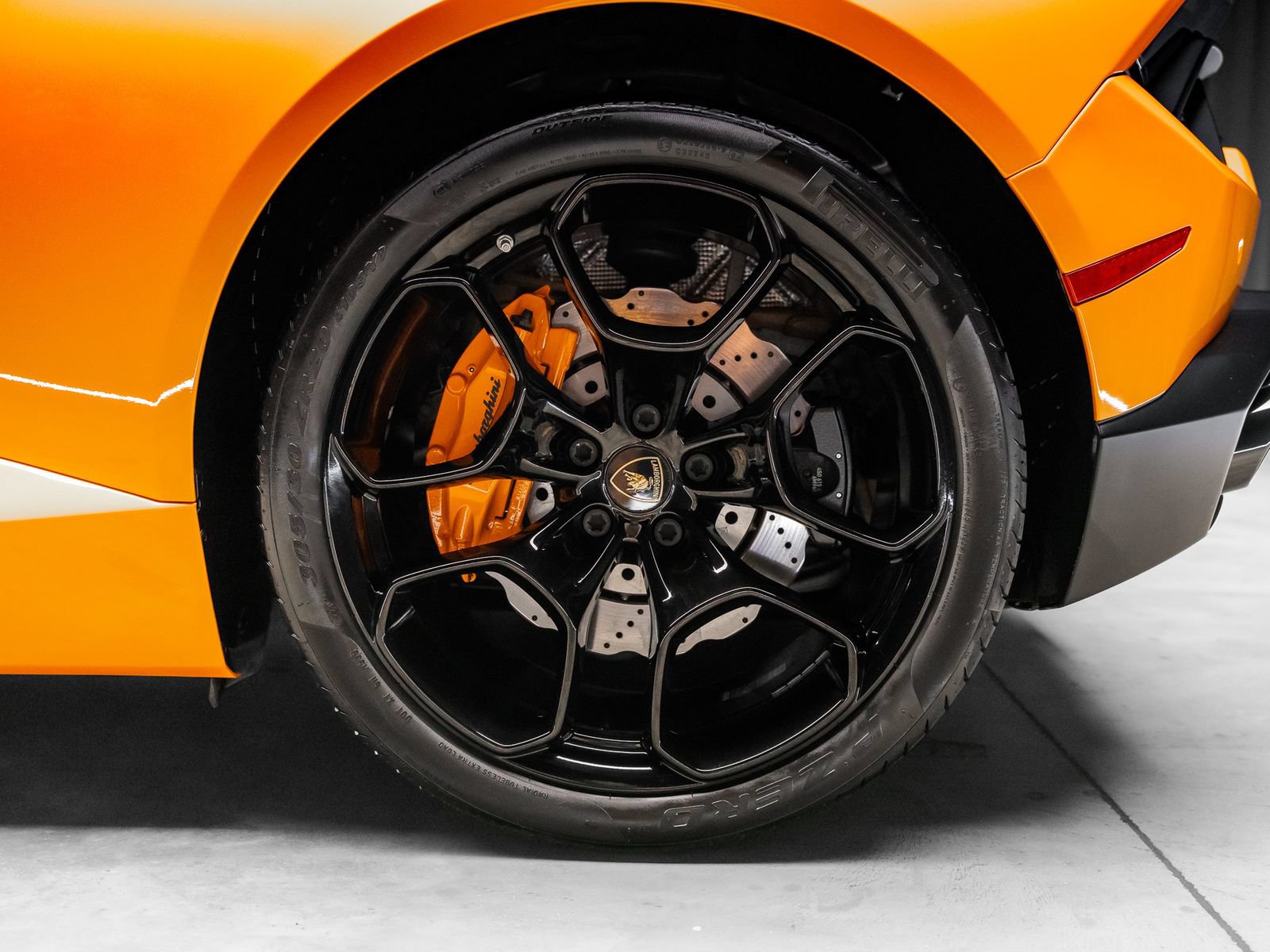 Used 2018 Lamborghini Huracan LP 580-2 RWD image 37