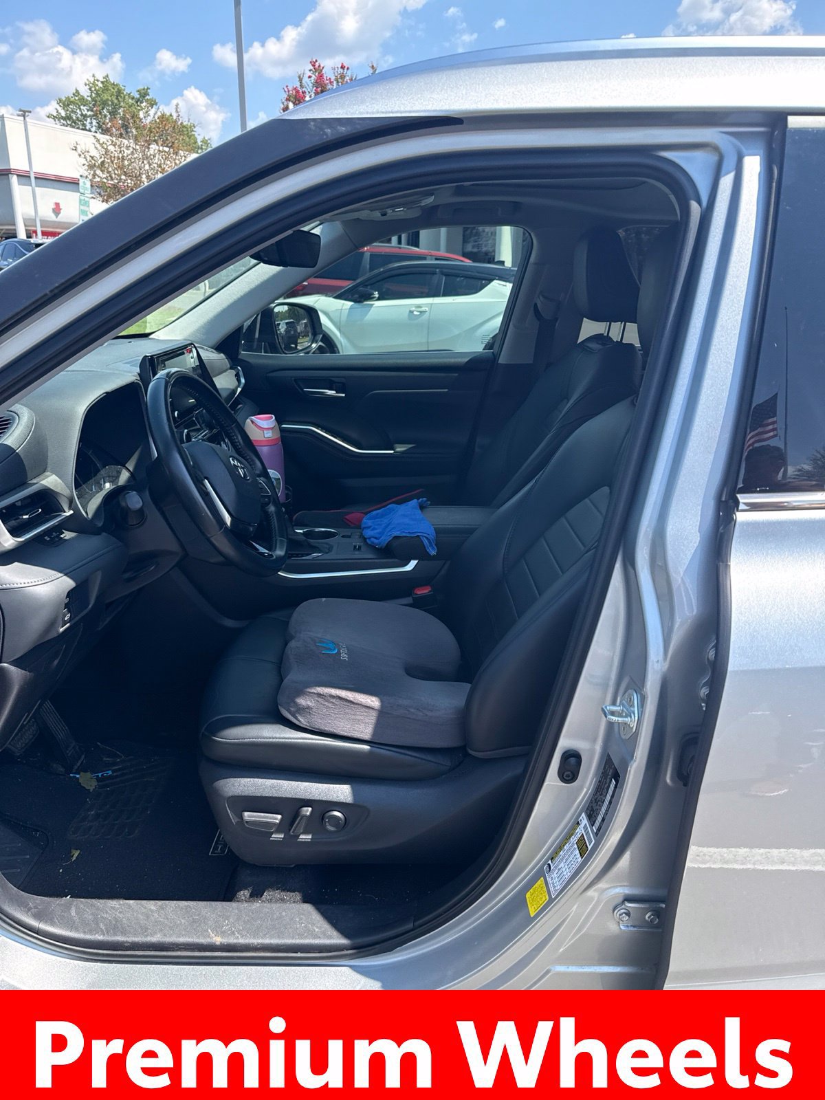 Used 2021 Toyota Highlander XLE FWD image 11