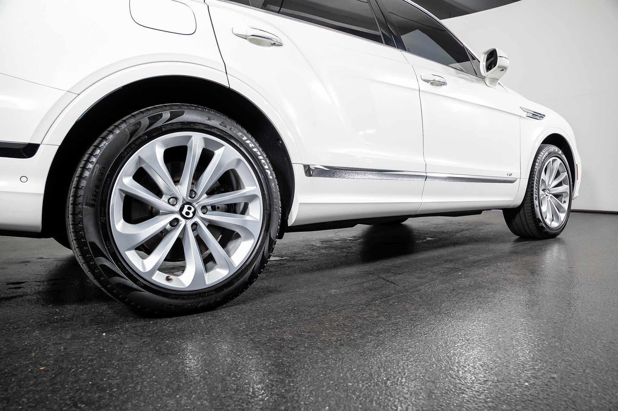 Used 2022 Bentley Bentayga AWD/4WD image 32