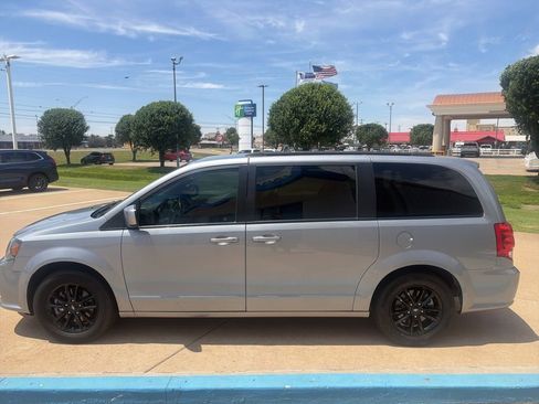 Used 2020 Dodge Grand Caravan SE FWD image 4