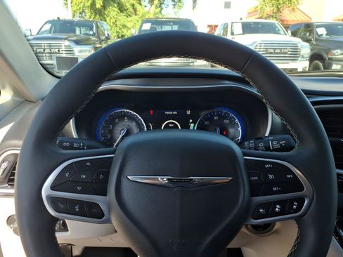 Used 2024 Chrysler Pacifica Touring-L FWD image 17