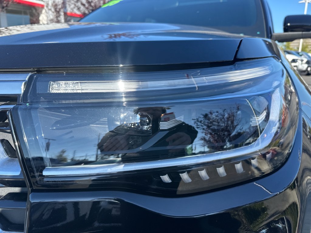 Used 2025 Ford Explorer Platinum w/ Ultimate Package AWD/4WD image 9