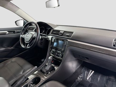 Used 2018 Volkswagen Passat 2.0T SE FWD image 31